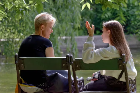 zwei Frauen unterhalten sich im Park
