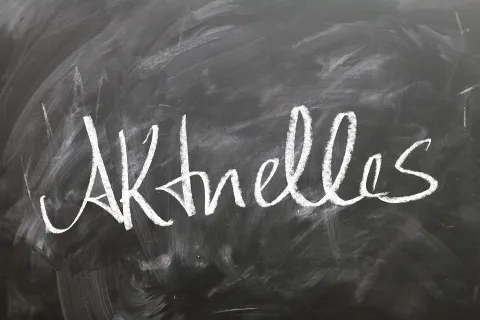 Schultafel mit dem Wort Aktuelles