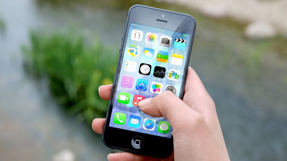 Hand hält ein Handy
