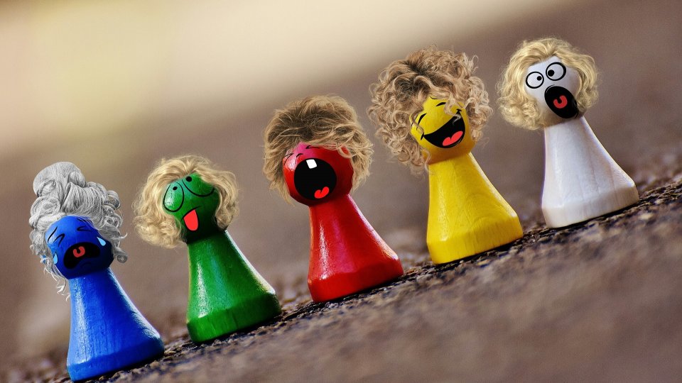 Spielfiguren mit verschiedenen Gesichtsausdrücken