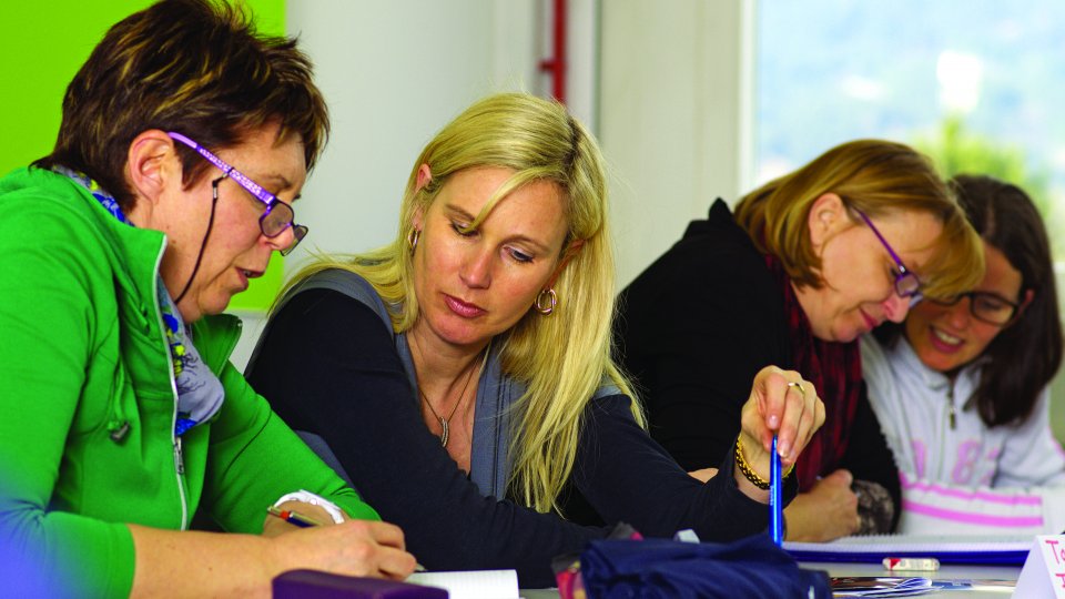 Vier Frauen besprechen eine Aufgabe in der Ausbildung