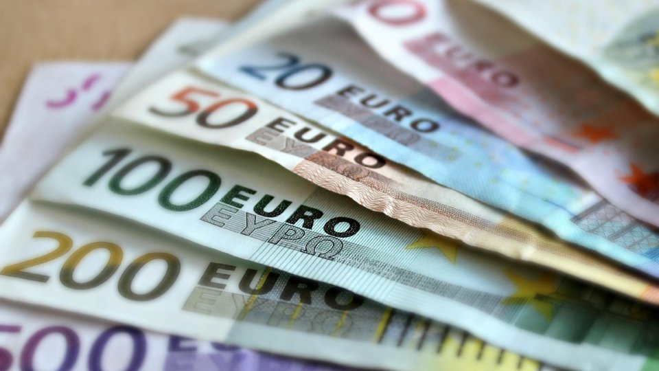 Euroscheine liegen aufgefächert am Tisch