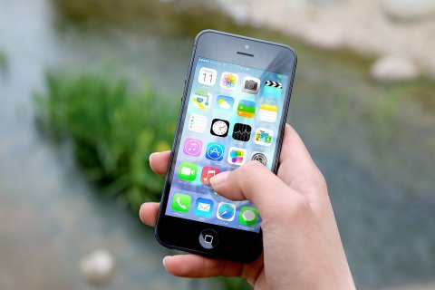 Hand hält ein Handy