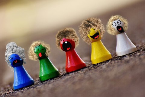 Spielfiguren mit verschiedenen Gesichtsausdrücken