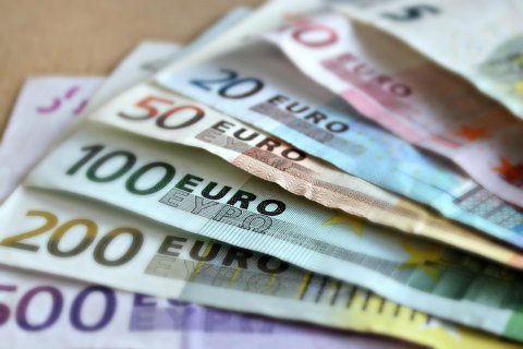 Euroscheine liegen aufgefächert am Tisch