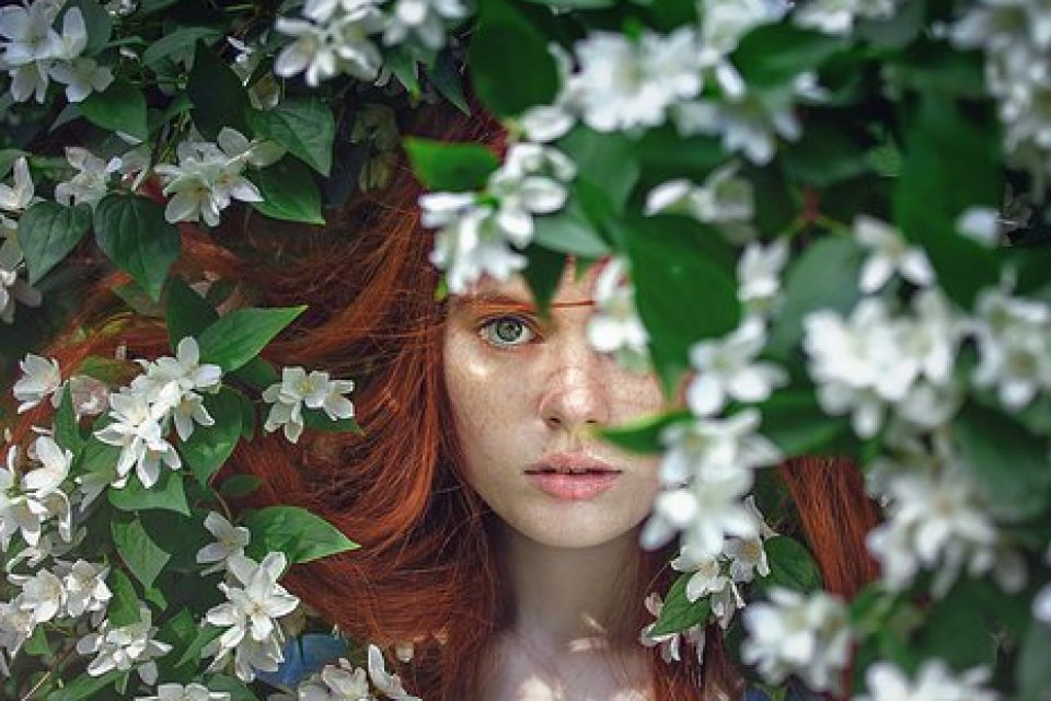 Frau mit Blüten