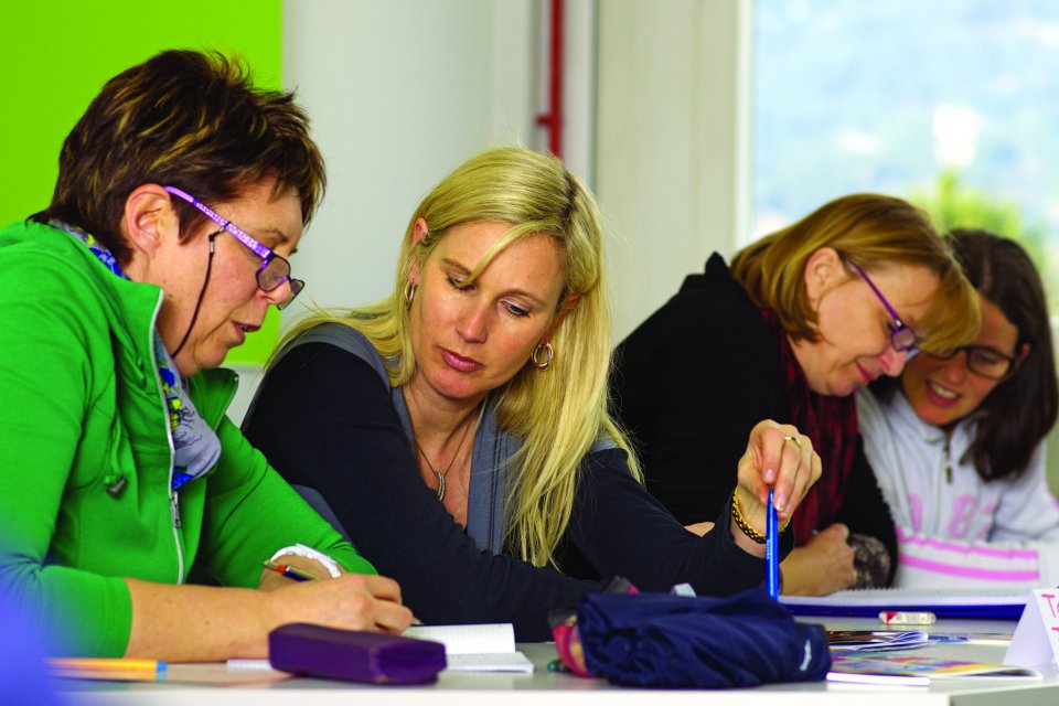 Vier Frauen besprechen eine Aufgabe in der Ausbildung